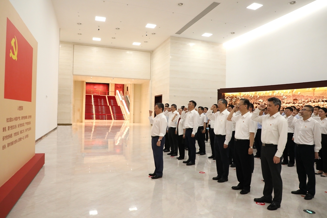 中國中化黨員干部集體參觀“不忘初心、牢記使命”中國共產黨歷史展覽并重溫入黨誓詞
